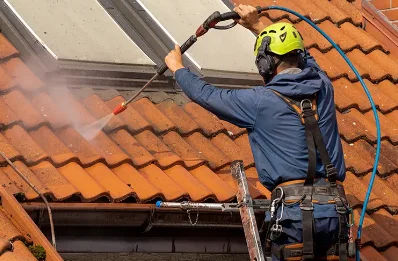 Démoussage et hydrofuge de toiture à Lavercantière